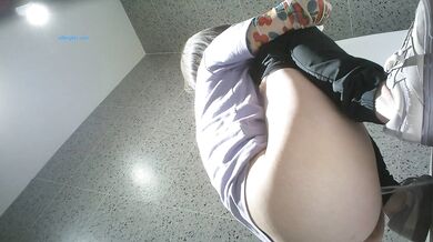 《极品CP☀️魔手☛外购》美女如云热闹商场全景偸拍~女厕各种大屁股小姐姐方便~好多气质小姐姐撅着大腚哗哗尿量充足 (12)